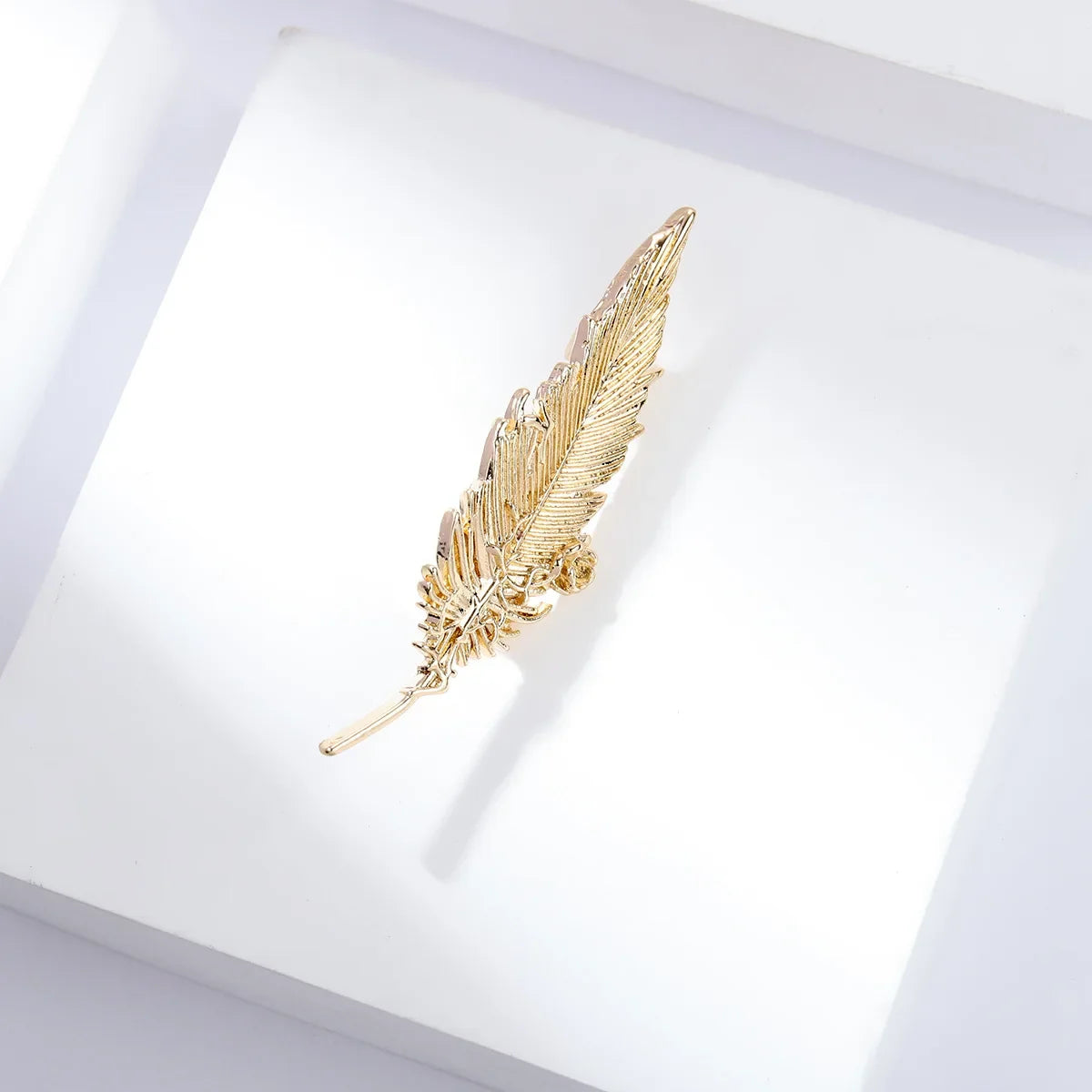 Retro Metal Feather Leaf Brooch Men Suit Shirt Lapel Pin Corsage Dress Badge Brooches for Women Fashion Jewelry Accessories