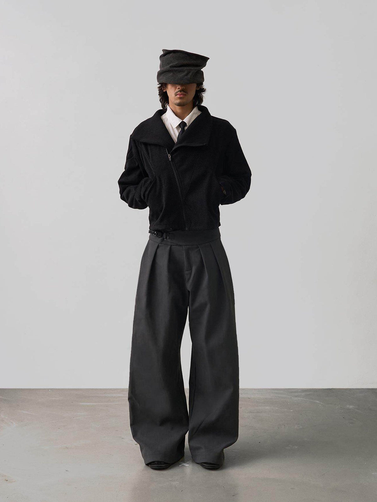 Minimalist-style Mens Tapered Trousers With Double Pleats And A Soft