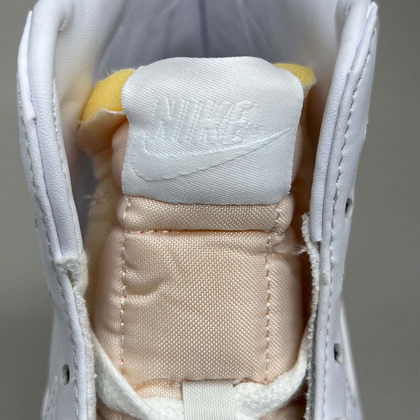 NIKE Blazer Mid 77' High-top Shoes SZ Womens 8 Mens 6.5 White & Peach CZ1055-117