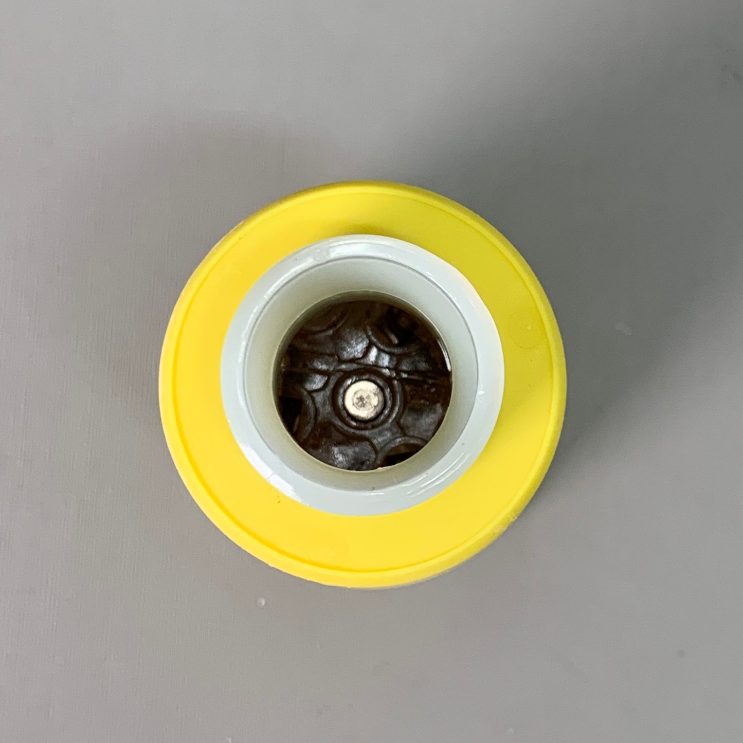 LEVITON Locking Connector Industrial Grade Grounding Wetguard 15-Amp 125-Volt Yellow