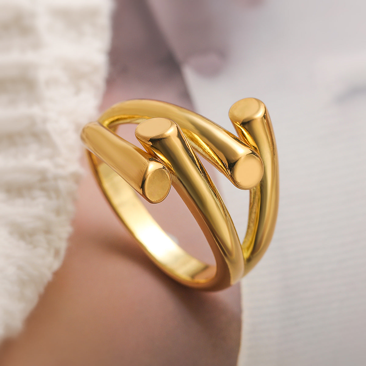 Simple and personalized smooth irregular geometric ring for women niche and versatile ring