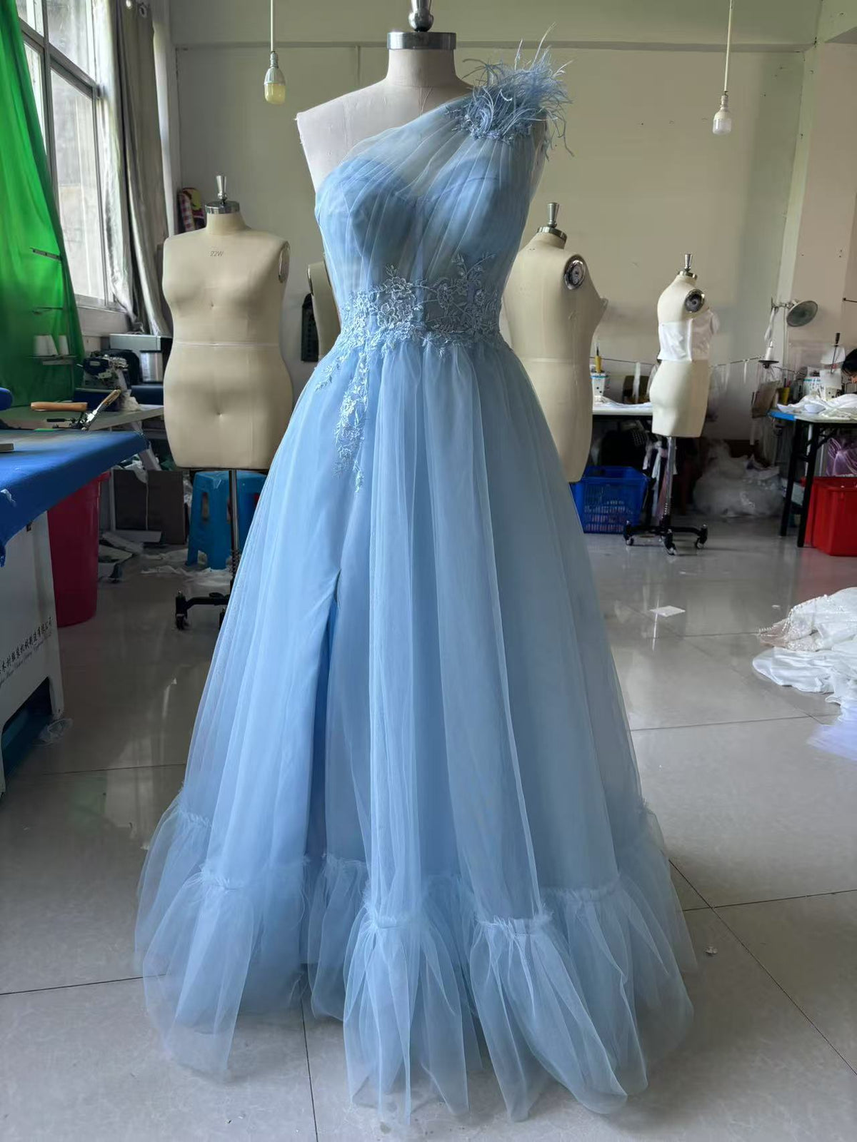 Blue One-shoulder Feather Wedding Dress