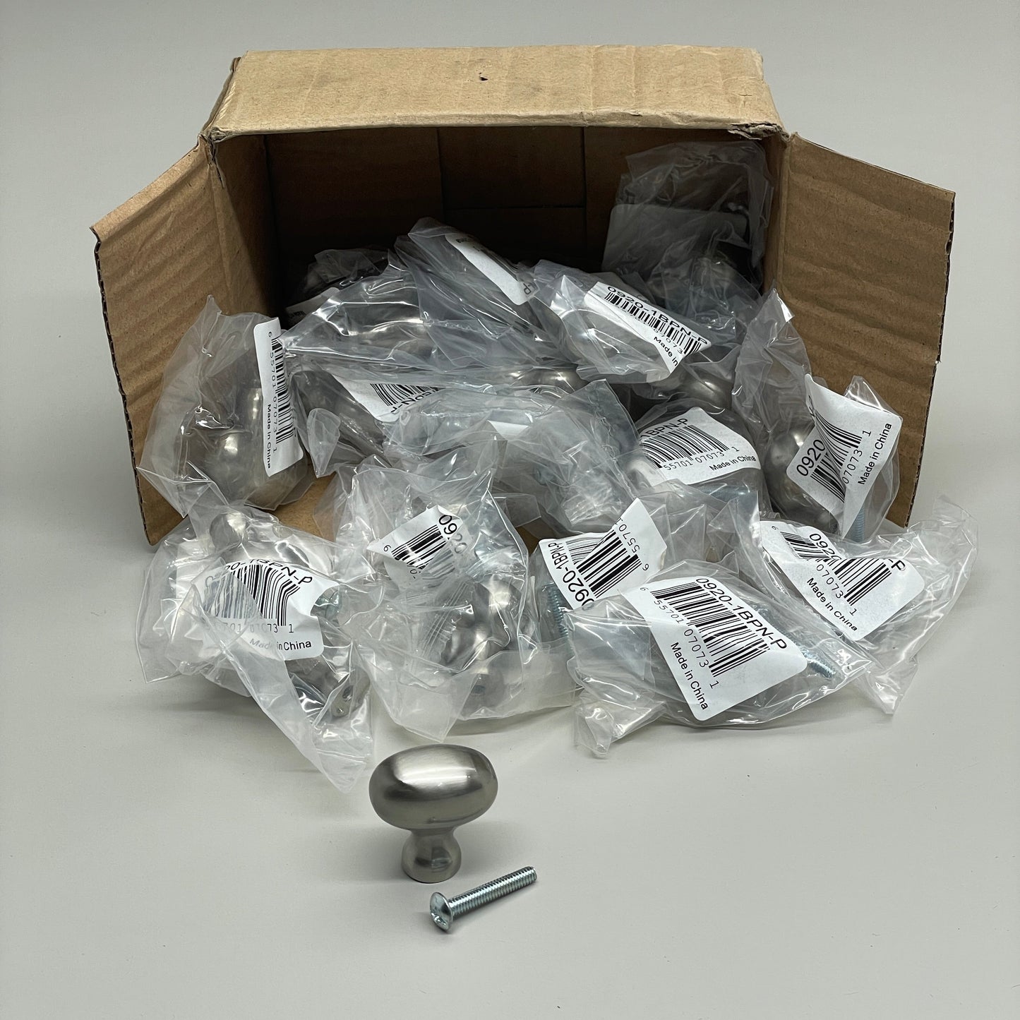 BERENSON (25 PK) Transitional Advantage Three Brushed Nickel Oval Knob 0920-1BPN-P
