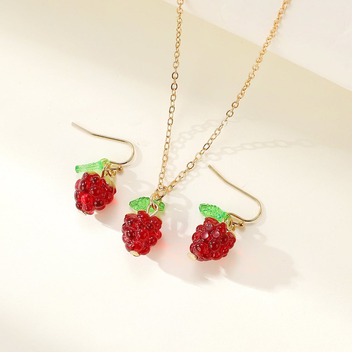 Retro Raspberry Raspberry Earrings And Necklace Set