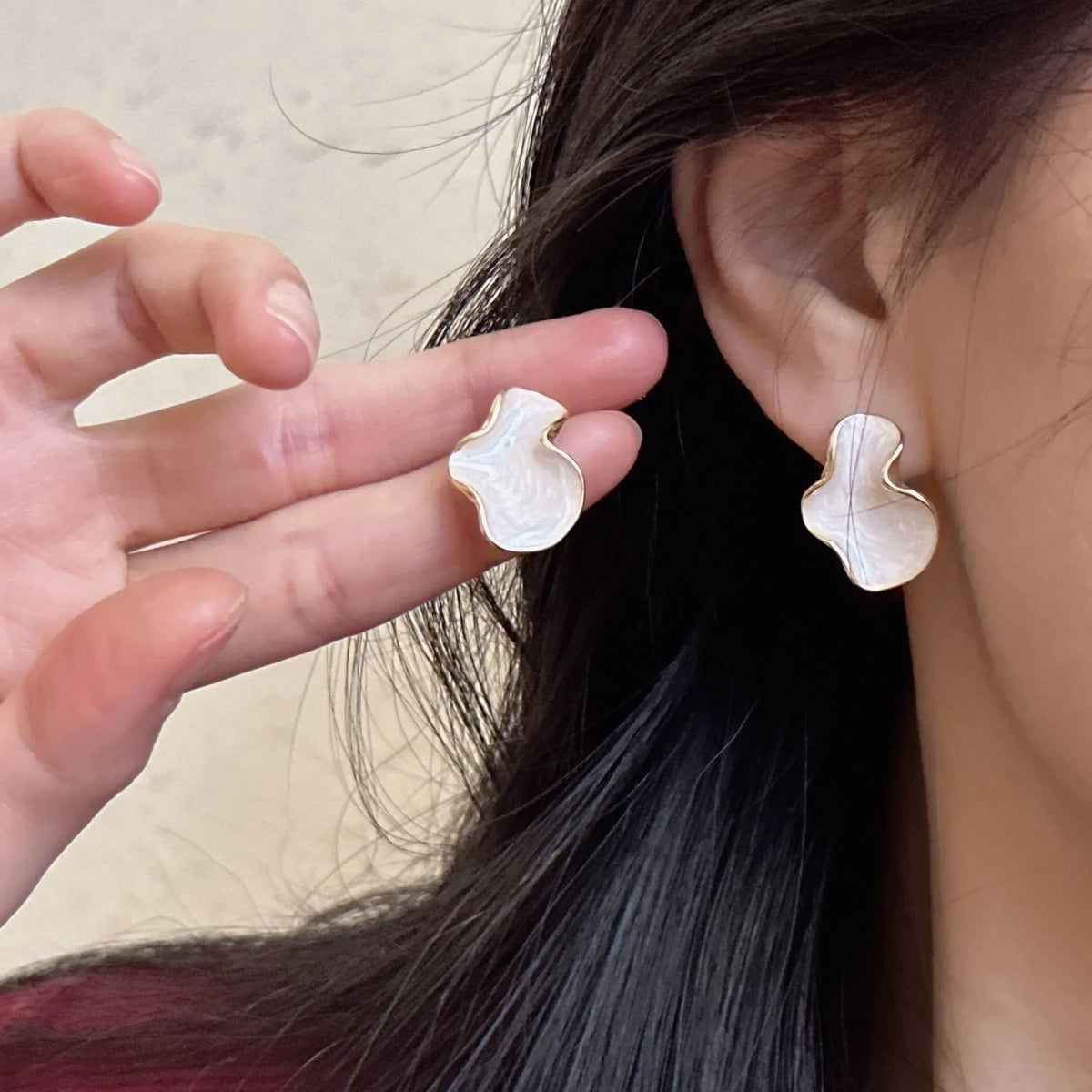 Artistic Abstract White Black Pink Color Cloud Irregular Stud Earring for Women Temperament Ear Jewelry Simple Party Gift