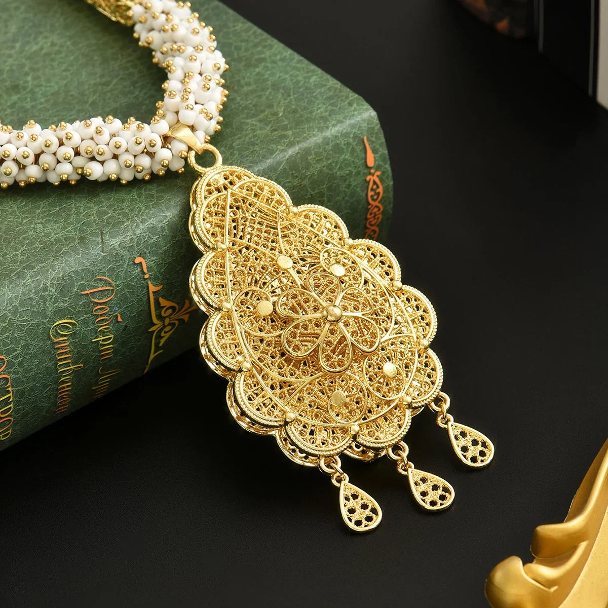 Ethnic Style Handmade Beaded Chain With Double-Layer Droplet-Shaped Pattern Edges As A Pendant For The Bride, A Classic Necklace