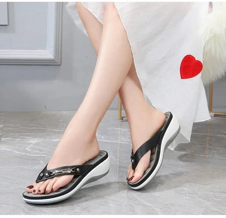 2023 Women's Slippers Summer New Fashion Metal Button Slides Shoes Wedge Beach Sandals Women Outside Platform Leisure Flip Flops