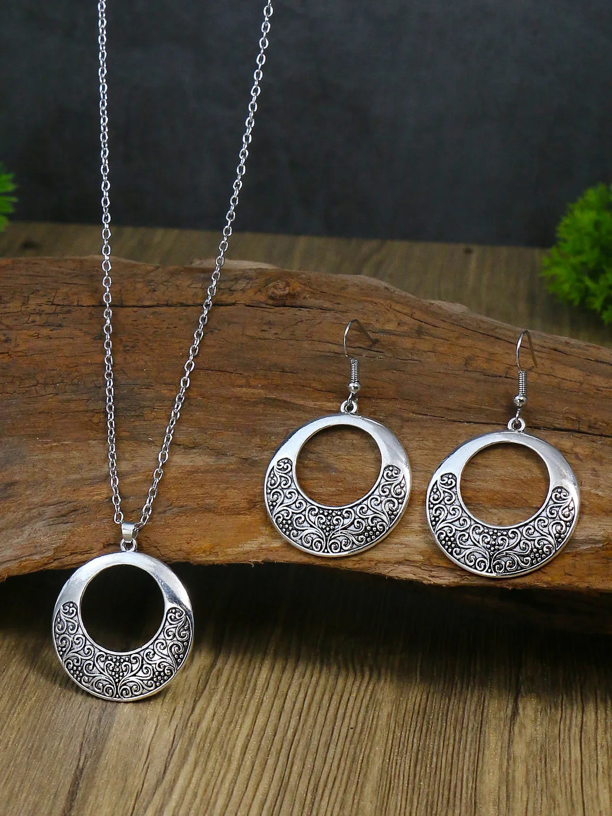 Vintage Ethnic Style Silver Pendant Earrings Necklace Set Round Ring Simple Carved Women's Style Earrings Necklace Combination
