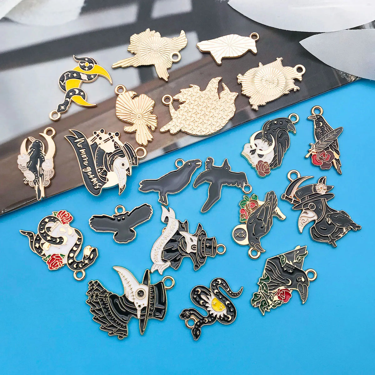 Mix 10/20 pcs of Alloy Enamel Halloween Charms Pendants, Suitable for DIY Necklace, Earring, Keychain Jewelry Making Accessory.