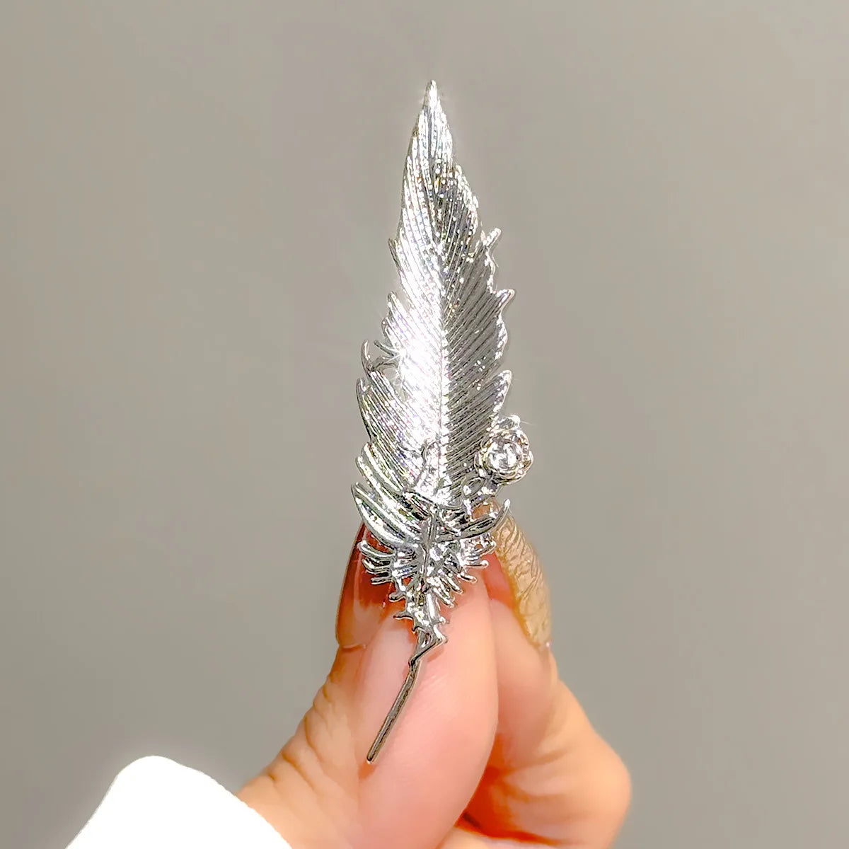 Retro Metal Feather Leaf Brooch Men Suit Shirt Lapel Pin Corsage Dress Badge Brooches for Women Fashion Jewelry Accessories