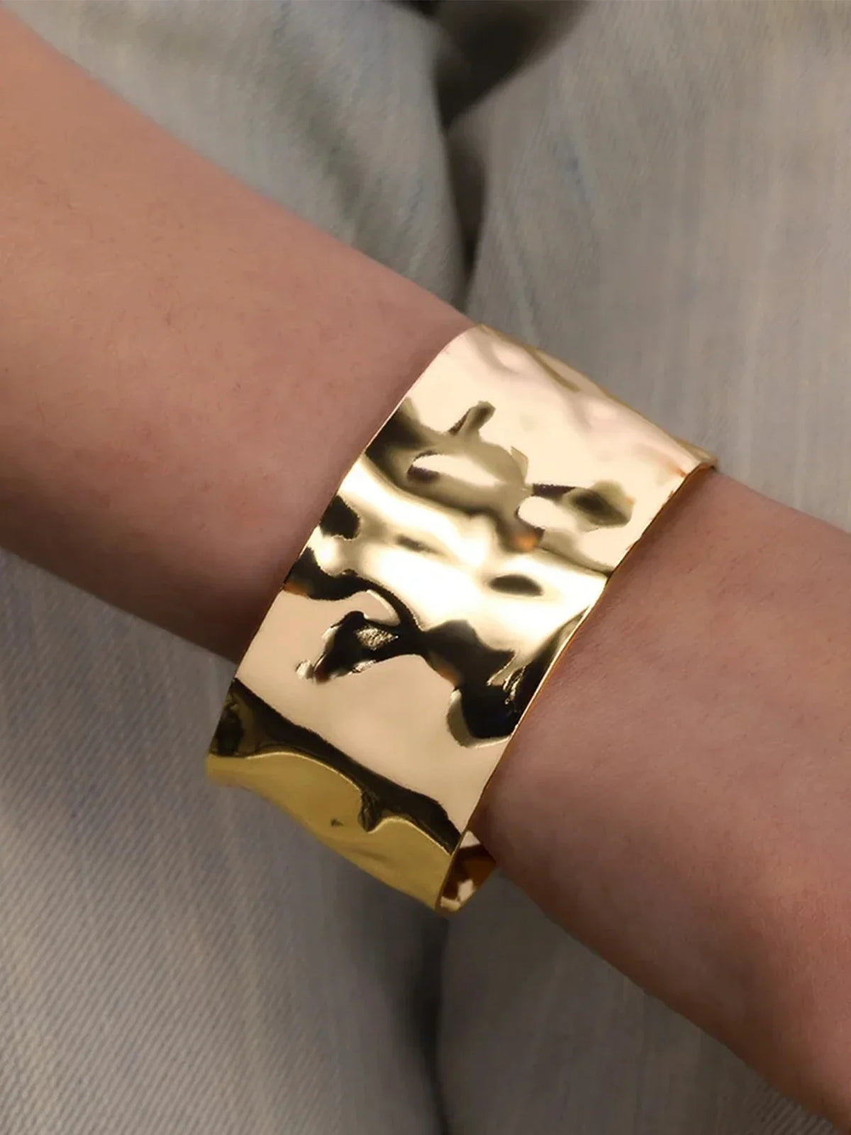 Exquisite Classic Bump Pattern Openning Bangles Bracelet For Women Cuff Bracelet Gold Color Stainless Steel Hand Ornament Gift