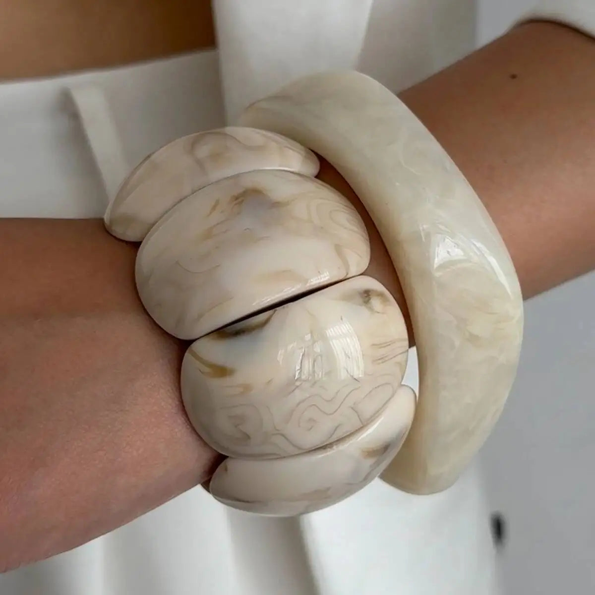 Salircon 2 Styles Elegant Resin Acrylic Elastic Chain Geometric Bangles for Women Trendy Boho Wide Bracelets Charm Y2K Jewelry