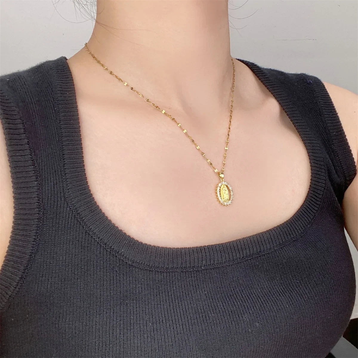 Oval round plaque inlaid with zircon religious pendant for women's party stainless steel Virgin Mary jewelry gift necklace