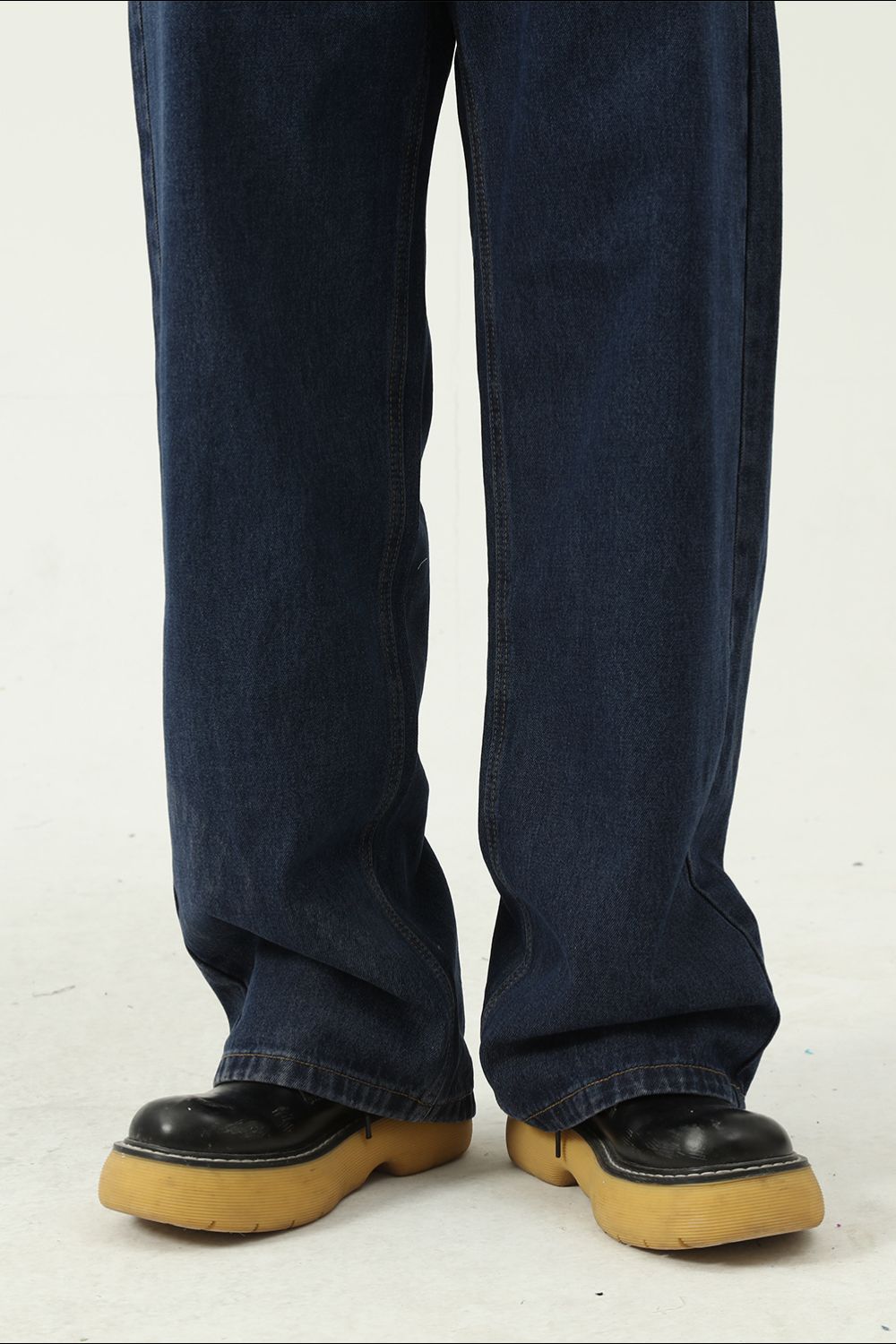 Mid Rise Jeans with Pockets