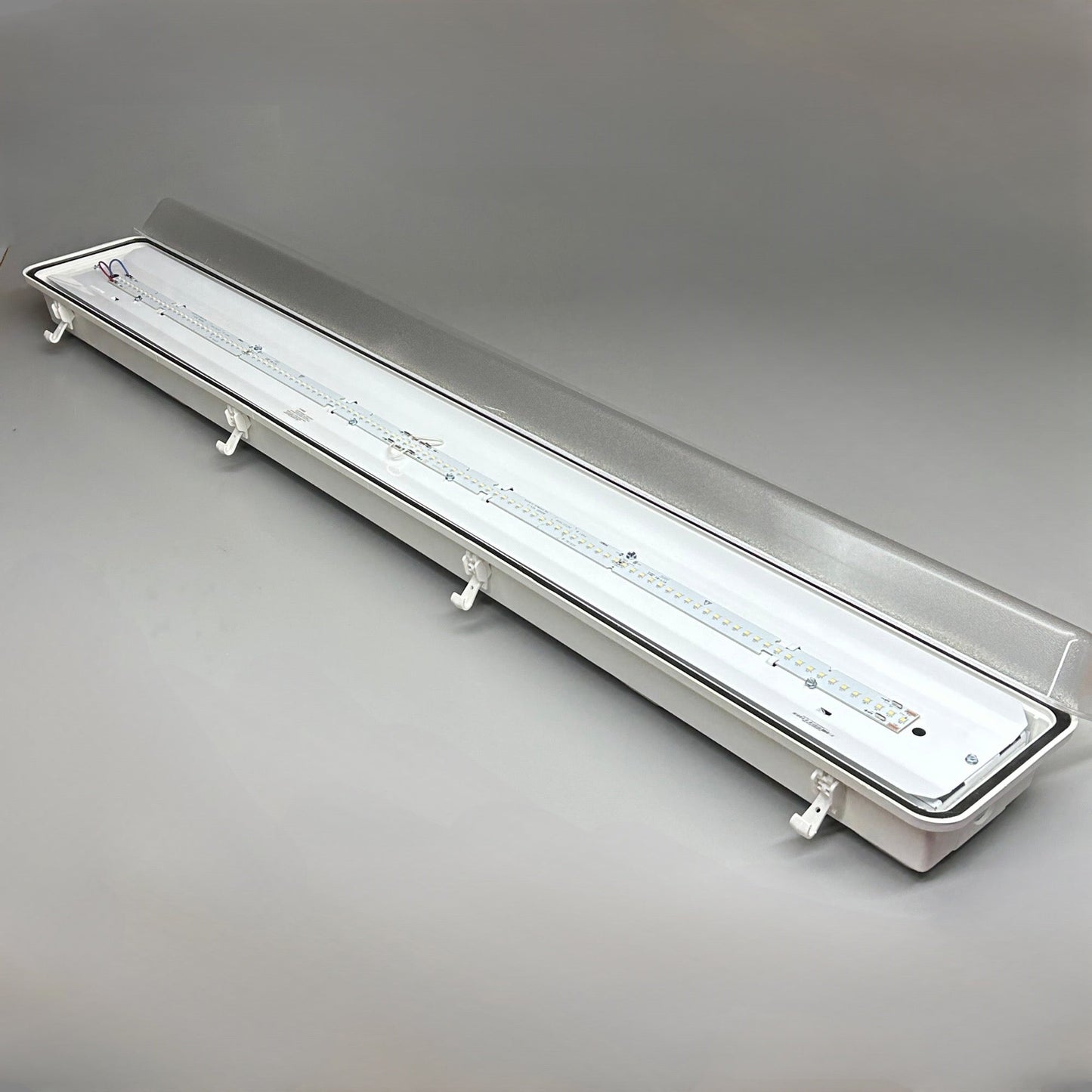 COOPER Metalux Vaportite LED 4000 Lumen 4000K 0-10V 4 ft (New)